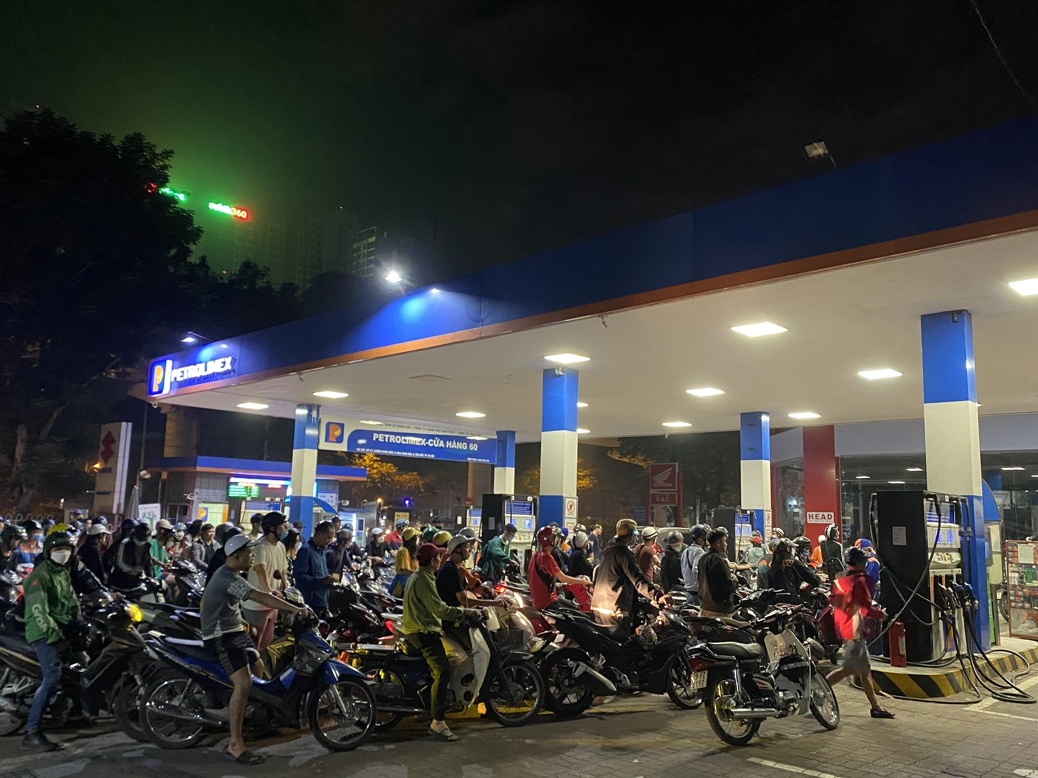 Nửa đêm đi đổ xăng - Báo VnExpress Đời sống