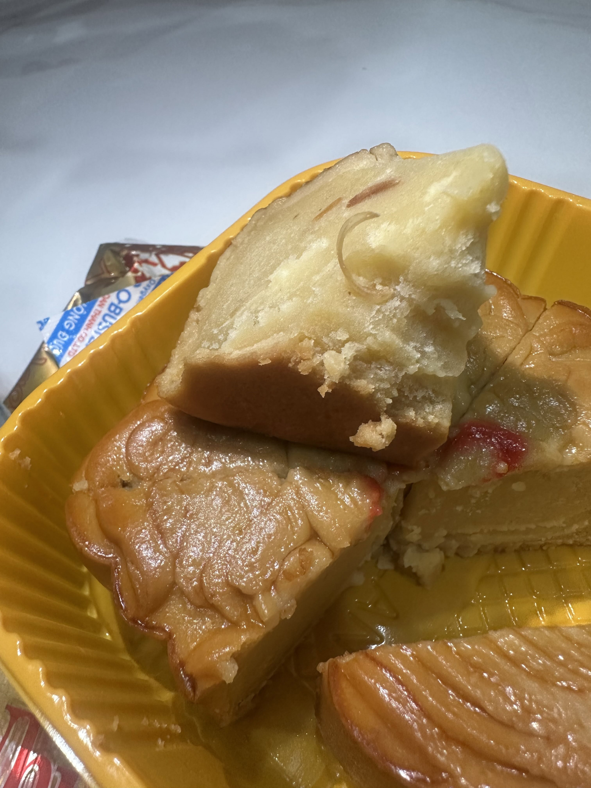 Thương hiệu bánh Trung Thu nổi tiếng N.L bị phản ánh bánh có vật lạ giống móng chân, có người từng gặp nilon trong nhân bánh - Ảnh 2.