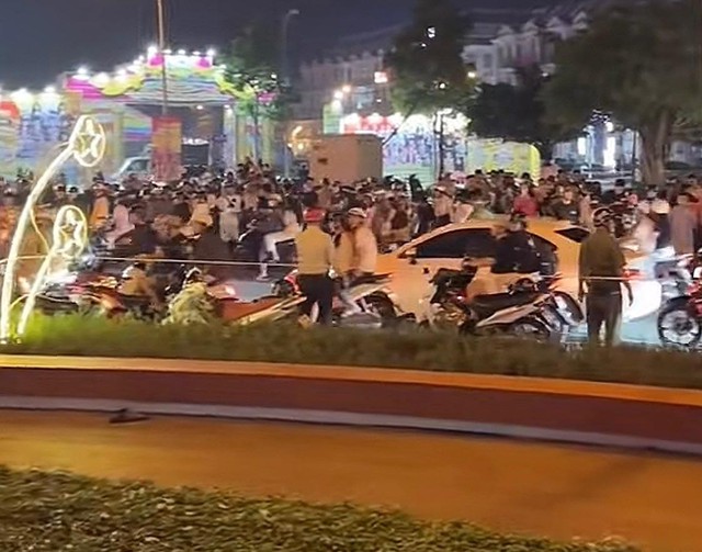 Vụ phát hiện thi thể ở vòng xoay, 2 người đi qua lấy luôn xe máy của nạn nhân - Ảnh 1.