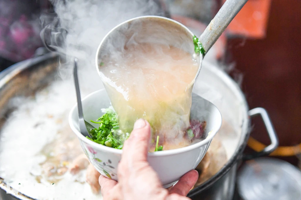 Loại nước dễ gây ung thư bậc nhất, "độc" ngang khói đốt củi: Nhiều người Việt vẫn vô tư uống mỗi ngày! - Ảnh 4.