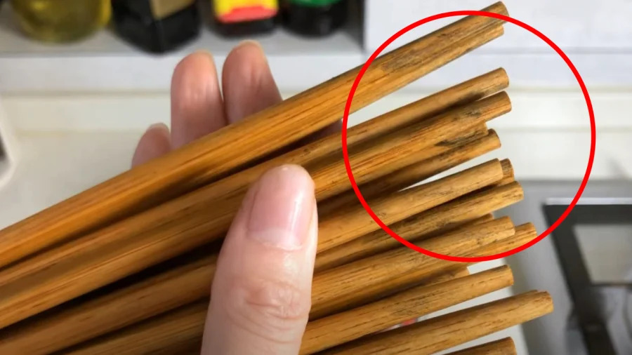 4 người một nhà cùng mắc ung thư gan, chuyên gia bước vào bếp phải hét lên: "Dùng đũa thế này khác gì uống thuốc độc?" - Ảnh 2.