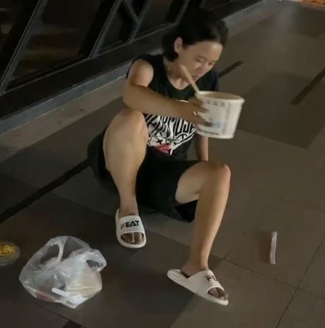 Có thể là hình ảnh về văn bản cho biết 'C'