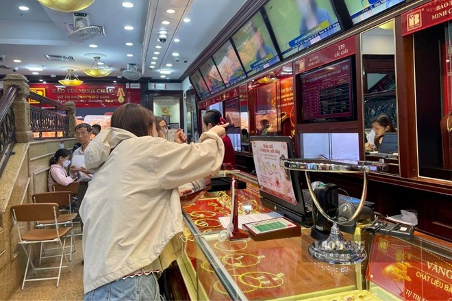 Giá vàng hôm nay 18.10: Vàng nhẫn giảm sốc sau 1 năm, người mua lỗ 21,1 triệu đồng/lượng