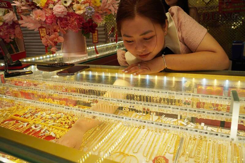 Người dân TPHCM đi mua vàng lấy may đầu năm
