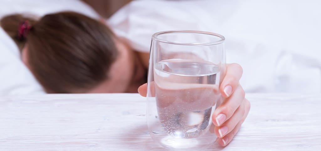 Lời khuyên cho những ai cứ ngủ dậy là uống nước - Ảnh 1.