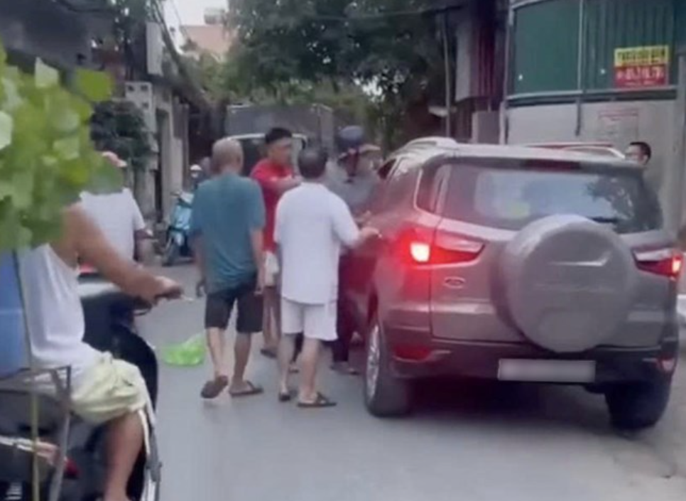 Truy bắt nghi phạm đâm tử vong tài xế ô tô tại khu vực Bắc Cầu