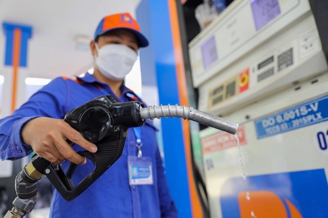 Giá xăng tăng, giá dầu giảm nhẹ từ chiều nay
