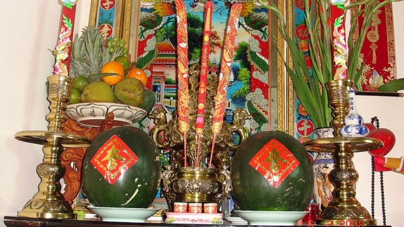 Trên bàn thờ đặt 1 lọ hoa - độc bình