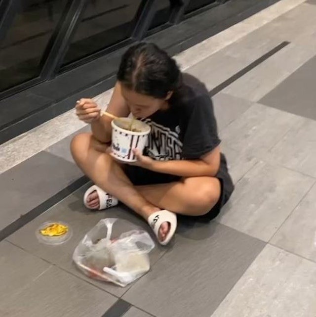 Cuộc sống túng quẫn, vất vưởng khiến Lâm Tĩnh Ân từng nhiều lần ăn trộm đồ của người khác và bị cảnh sát bắt.