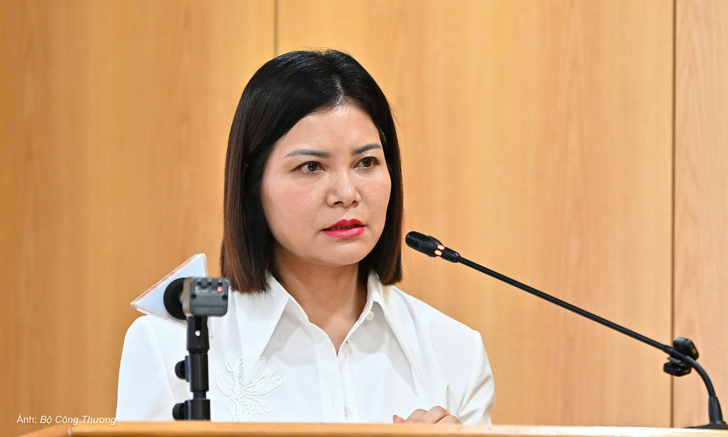 Bà Nguyễn Thúy Hiền, Phó cục trưởng Quản lý và Phát triển thị trường trong nước (Bộ Công Thương), trả lời tại họp báo. Ảnh: MOIT